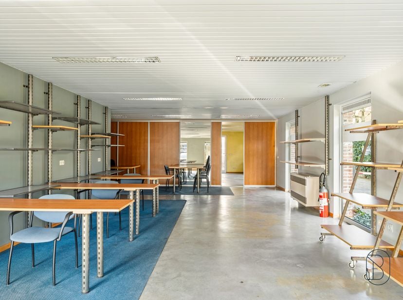 Te koop: commercieel pand op strategische ligging met sterke visibiliteit!<br />
Op een bijzonder gunstige en makkelijk bereikbare locatie bevindt zic