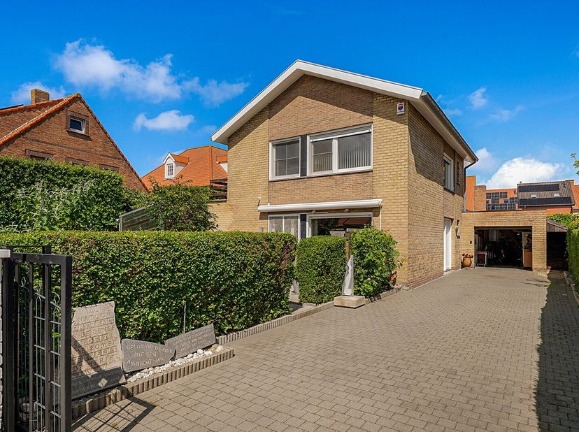 In een mooie woonwijk te Knokke-Heist bevindt zich deze volledig vrijstaande woning, voorzien van een zonnige tuin, een grote oprit en een garagebox.