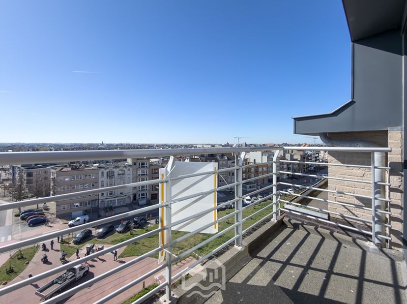 Recent, zongericht en gedeeltelijk gemeubeld (vestiaerekast - kleerkast) 2-slaapkamerappartement met moderne afwerking &amp; inrichting. Gelegen op de 7de