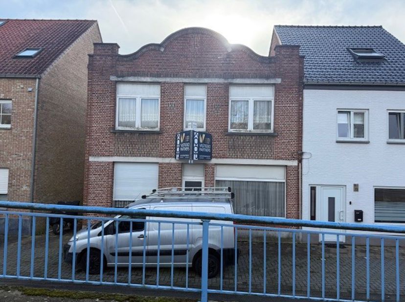 Karaktervolle woning met hoge plafonds – renovatieproject met veel potentieel<br />
Bent u op zoek naar een woning met karakter, ruimte en eindeloze m