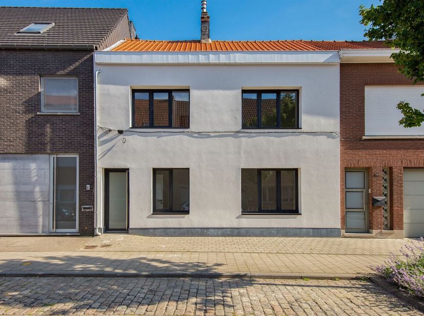 Kwalitatieve parel te Ekeren centrum<br />
Ligging: zijstraat van de Steenstraat, wandelafstand van het centrum en openbaar vervoer, rustig gelegen en