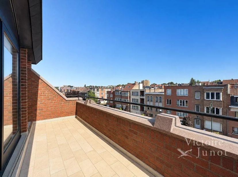 Bien présenté par Yanis Morsa : 0487 71 46 10 / yanis.morsa@victoire.be<br />
Victoire Junot vous propose ce superbe penthouse 3 chambres meublé de 12