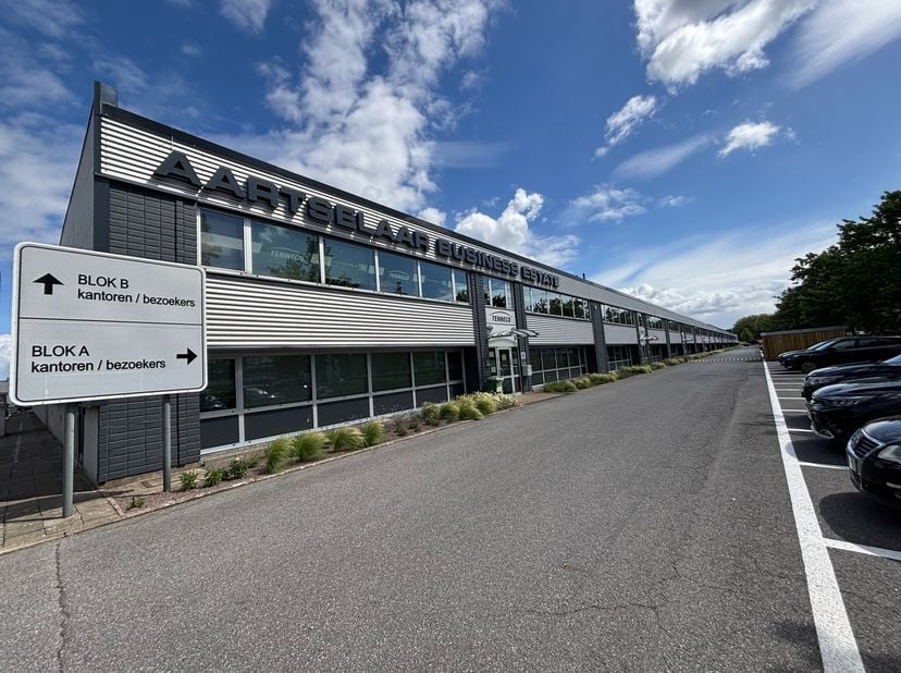 Uitstekend gelegen kantoorruimte van ca. 432 m² te huur op een professionele bedrijfssite langs de zuidrand van Antwerpen, vlot bereikbaar via de A12