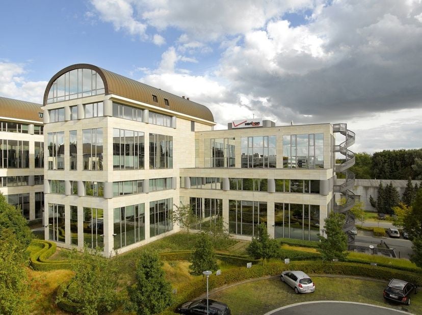 Fenomenaal gelegen kantoorruimte van 631m² te huur op amper 900 m van de R0 exit Zaventem-Henneaulaan. Het kantoor maakt deel uit van een prestigieus