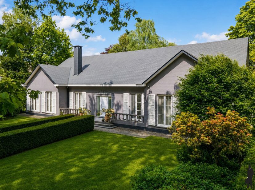 Op gegeerde locatie gelegen villa met binnenzwembad op ca. 2.489m² nabij het centrum van Kapellen! <br />
Indeling:<br />
 <br />
Gelijkvloerse verdie