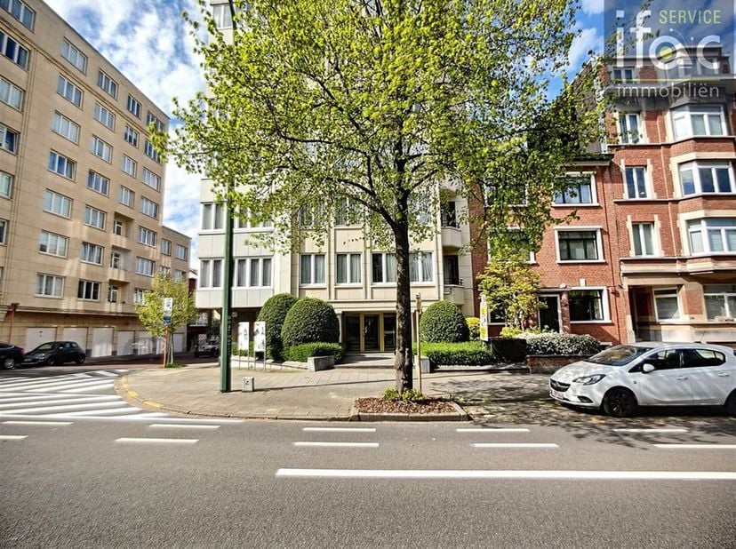 Prachtig appartement met 3 slaapkamers gelegen te Sint-Lambrechts-Woluwe. <br />
<br />
2de verdieping (met lift): inkomhal met apart toilet, 37m² w