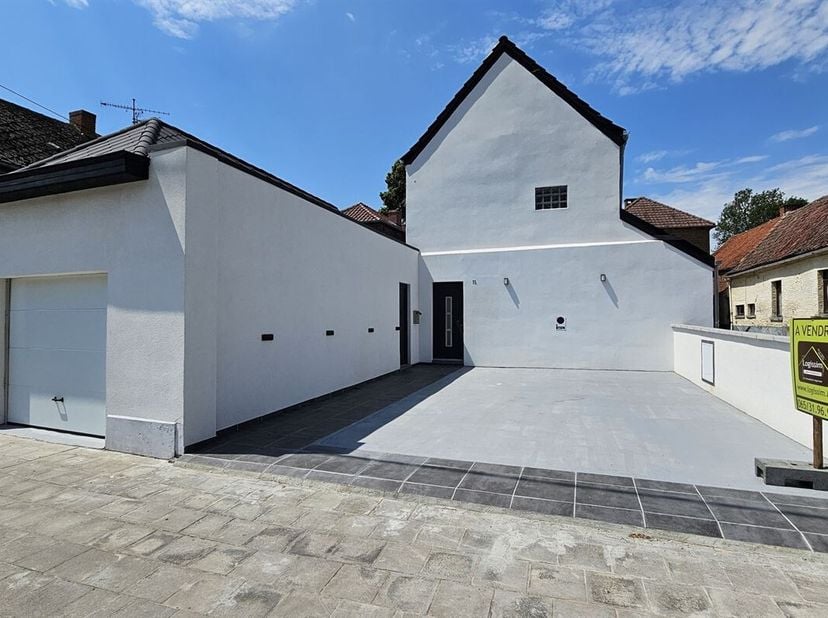 Prix: Offre à partir de 270.000 euros, frais d'agence non inclus et à charge de l'acquéreur. <br />
Chouette maison rénovée comprenant:<br />
Rez: Piè