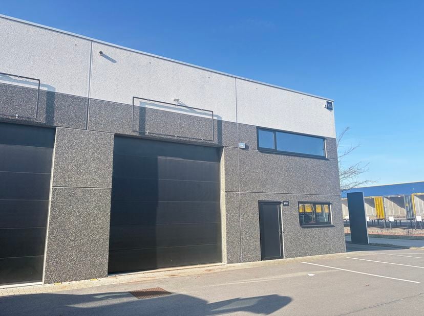 In een modern en verzorgd KMO-park in Willebroek bieden wij deze kmo-unit van ca. 240 m² te huur aan. De unit is ideaal voor voor opslag, logistiek of