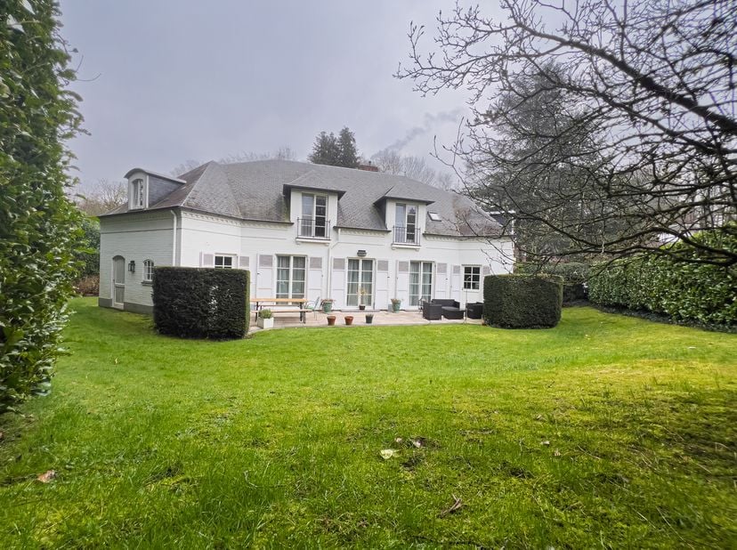 WOLUWE-SAINT-PIERRE, Idéalement situé dans un quartier résidentiel dans un clos très calme. Magnifique VILLA (5ch/3sdb/1sdd) de +/- 289m² avec JARDIN