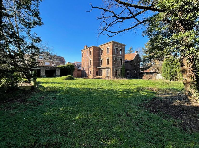 Propriété avec grand jardin au centre ville, en recul de la rue, au fond d'une allée, sur 18 ares 95 ca avec maison de Maître en GROS OEUVRE OUVERT of
