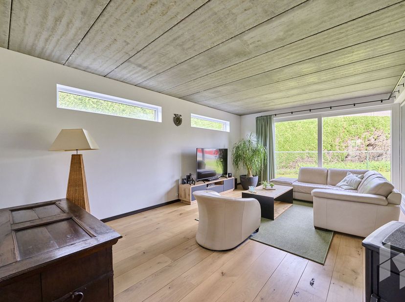 Deze karaktervolle woning is instapklaar en werd vanbinnen recent gerenoveerd en er is géén renovatieplicht. Met de mooie aanbouw werd er een extra le