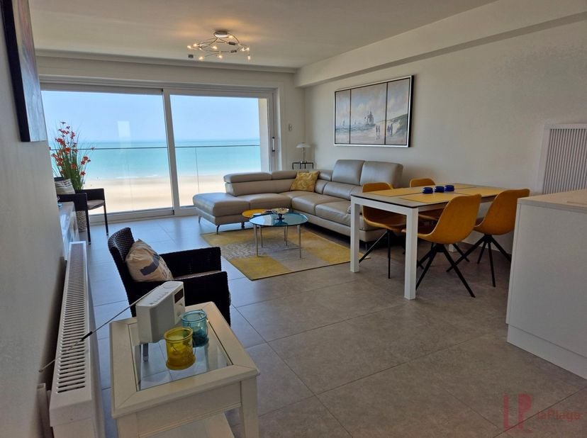 Dit totaal gerenoveerd en instapklaar tweeslaapkamer-appartement op de vijfde verdieping&amp;nbsp; ligt ideaal, vlakbij het hart van Westende Bad.<br />
D