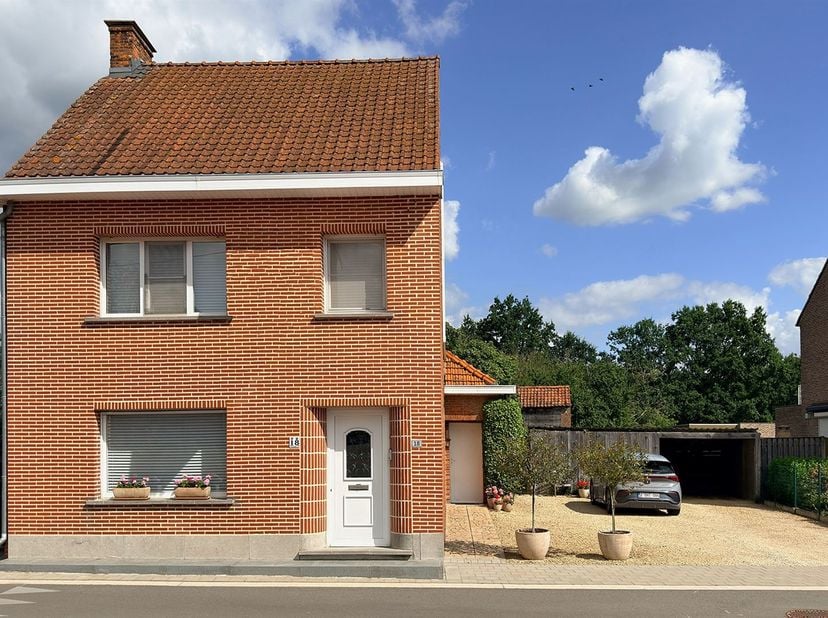 Kopen-wonen-verhuizen! Dat kan in deze goed onderhouden open bebouwing met bruto oppervlakte van 195m2 en een prachtige tuin! Een ruim perceel met ove