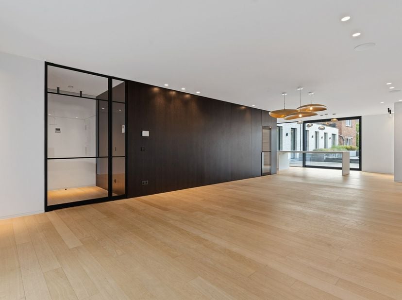 In het hart van de stad bevindt zich dit uitzonderlijke, volledig instapklare designappartement van maar liefst 222 m²(bron EPC), gelegen op de eerste
