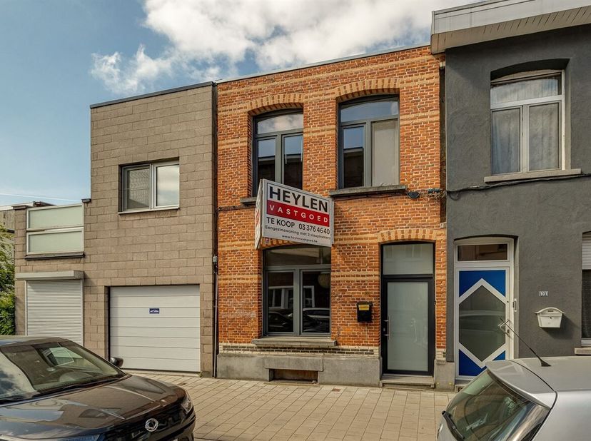 Instapklare stadswoning met 2 slaapkamers<br />
Ontdek deze charmante stadswoning met 2 slaapkamers, ideaal gelegen in de Van Nevelestraat te Deurne.
