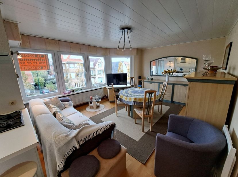 Centraal gelegen, verzorgd en gemeubeld appartement op wandel afstand van de zee, winkels en restaurants. TOPLIGGING vlak bij de Houtsaegerduinen en h
