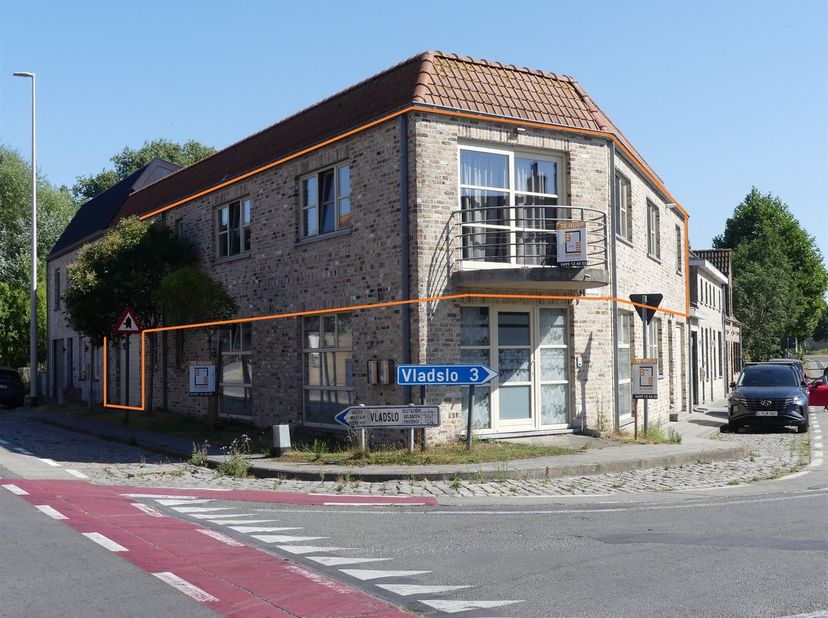 In de dorpskern van Beerst, deelgemeente van Diksmuide, kunt u dit ruim appartement op het 1ste verdiep, met garage aantreffen.<br />
<br />
De inde