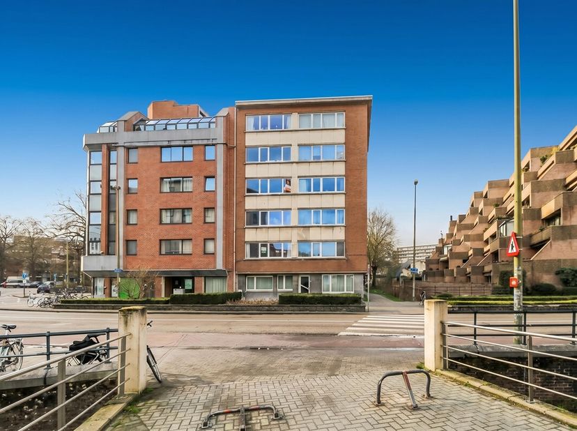 Midden in het historisch centrum van Leuven, zijn wij vereerd deze gezellige gemeubelde studio op een topligging te huur aan te bieden. Deze hippe stu
