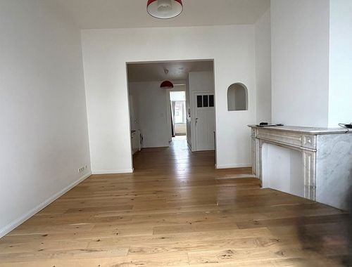                                         Appartement à louer à Ixelles, € 1.075
