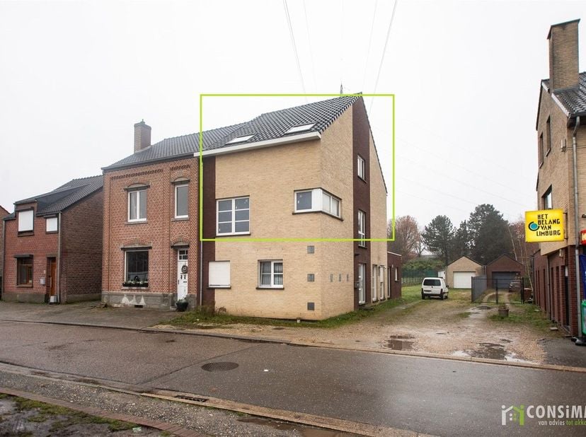 We treffen dit casco duplexappartement in de Lieve Vrouwstraat 62 in Genk. Dit appartement biedt een unieke kans voor mensen die op zoek zijn naar een