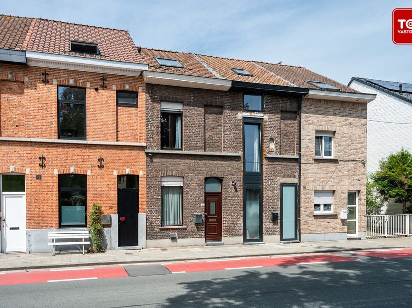 Op amper 10 minuten fietsen van het historisch centrum vindt u deze woning met veel potentieel. <br />
Het gelijkvloers bestaat uit een inkomhal die t