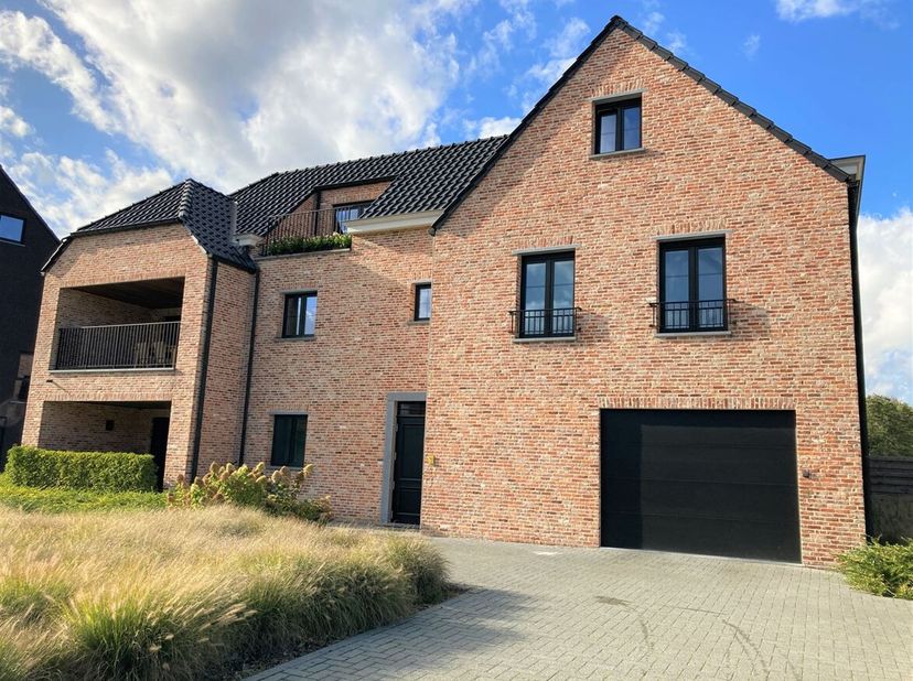 Prachtig en ruim 1-slaapkamerappartement met ondergrondse staanplaats<br />
Ligging: Dit appartement is ideaal gelegen met een vlotte verbinding naar