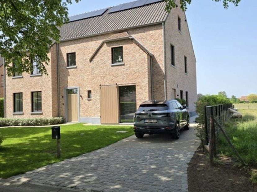 Zeer recente (nieuwbouw 2 jaar oud) energiezuinige halfopen bebouwing met 3 slaapkamers, nieuwste technieken zoals warmtepomp, zonnepanelen, … en open
