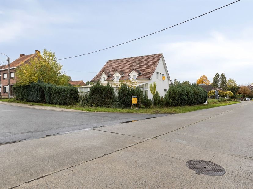 Deze gezinswoning is gelegen in de Opdorpstraat te Malderen (Londerzeel), op een gunstige locatie nabij openbaar vervoer, winkels en scholen. De wonin
