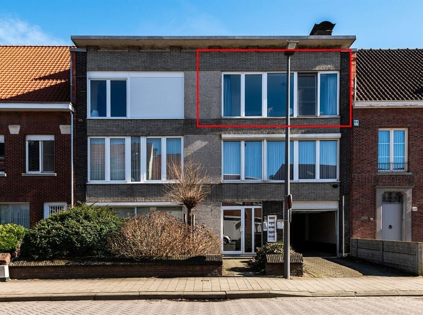 Lichtrijk appartement met 2 slaapkamers en terras<br />
Omschrijving<br />
Via de inkom komt u terecht in de lichtrijke leefruimte, waar grote raampar