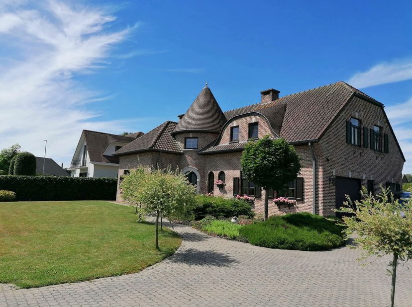 Bent u op zoek naar een ruime woning met een eigen karakter en een uitstekende ligging? Dan is deze villa aan de Dorpsstraat 73 in 3540 Donk beslist e