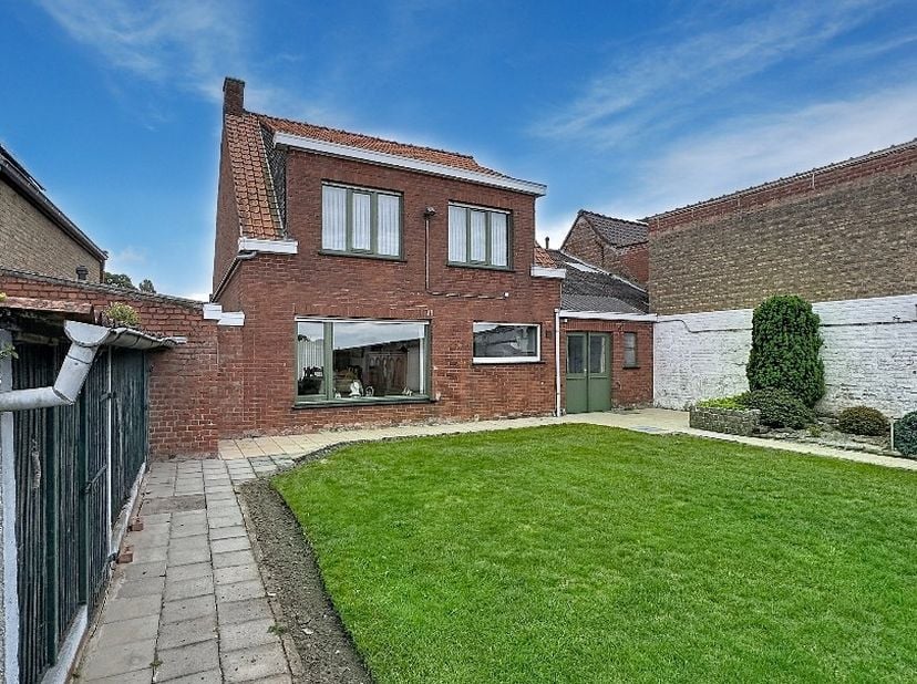 Deze woning is gelegen op een grondoppervlakte van 461 m² en bestaat uit: inkomhal - living - keuken - kelder - garage - berging - wasplaats - badkame