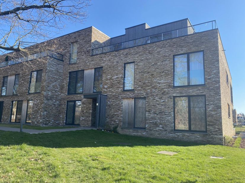 Dit recente en energiezuinige appartement te Aalst is zeer rustig gelegen in het groen en nabij op -en afrit E40 richting Gent/Brussel. Met een EPC sc