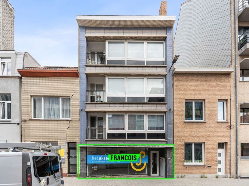 Bent u op zoek naar een veelzijdige eigendom te koop in Oostende waar wonen en werken perfect gecombineerd kunnen worden? Dan is deze handelsruimte me