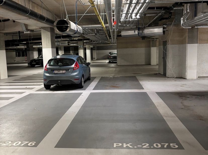 Louvain-la-Neuve – Gelegen in de wijk Courbevoie, op wandelafstand van het stadscentrum en de belangrijkste invalswegen, bevindt zich deze overdekte e