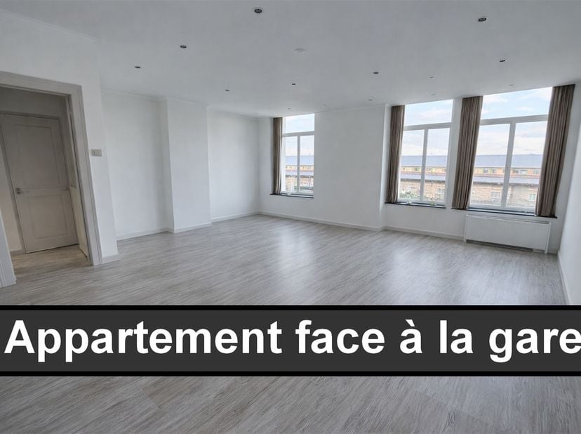 Appartement van 83 m² op de 1e verdieping van een kleine residentie, ideaal gelegen tegenover het station van Doornik.<br />
<br />
De woning bestaa