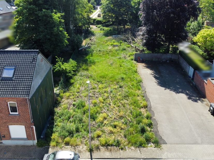 Deze bouwgrond voor halfopen bebouwing is gelegen in een rustige, doodlopende straat in Beringen. Dankzij deze ligging geniet je hier van een aangenam