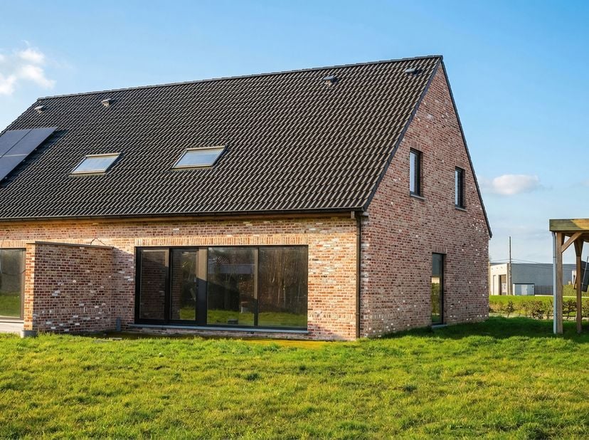 Deze stijlvolle nieuwbouwwoning bevindt zich momenteel in de afwerkingsfase en wordt opgeleverd met kwalitatieve, duurzame materialen, zoals te zien i