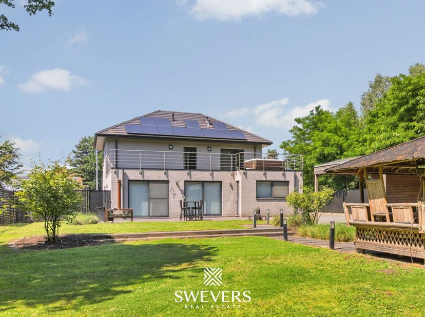 Voor meer info en foto’s, surf naar www.swevers.be – !! Via de 3D Tour Matterport kan u virtueel door het pand wandelen !! Deze instapklare open bebou