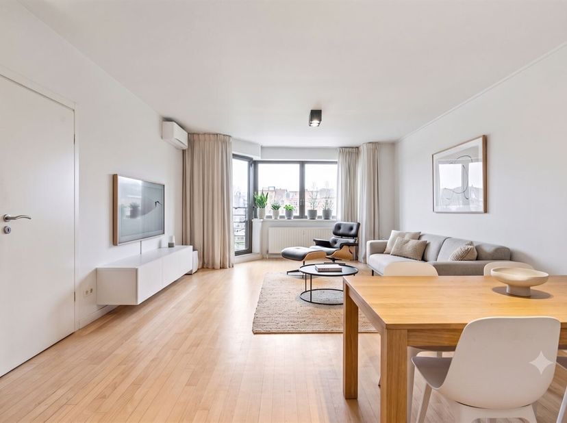 Stijlvol duplexappartement (130 m²) gelegen aan het Zuidpark<br />
Ligging:<br />
Aan de Vlaamsekaai, in het hart van het levendige Antwerpen-Zuid, be