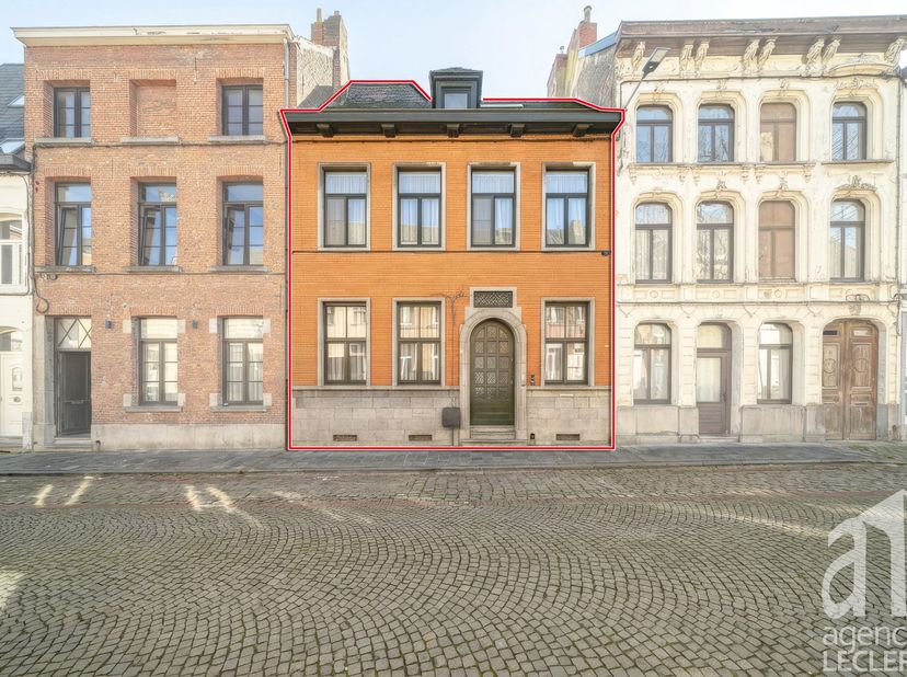 Lagence Leclercq vous propose cet immeuble aux volumes généreux, idéalement situé et débordant de potentiel. Parfait pour grande habitation, colocatio