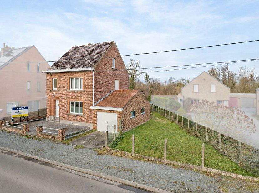 Nous vous proposons cette spacieuse maison 4 façades idéalement située au centre de Galmaarden.<br />
La maison se compose comme suit : hall d’entrée,