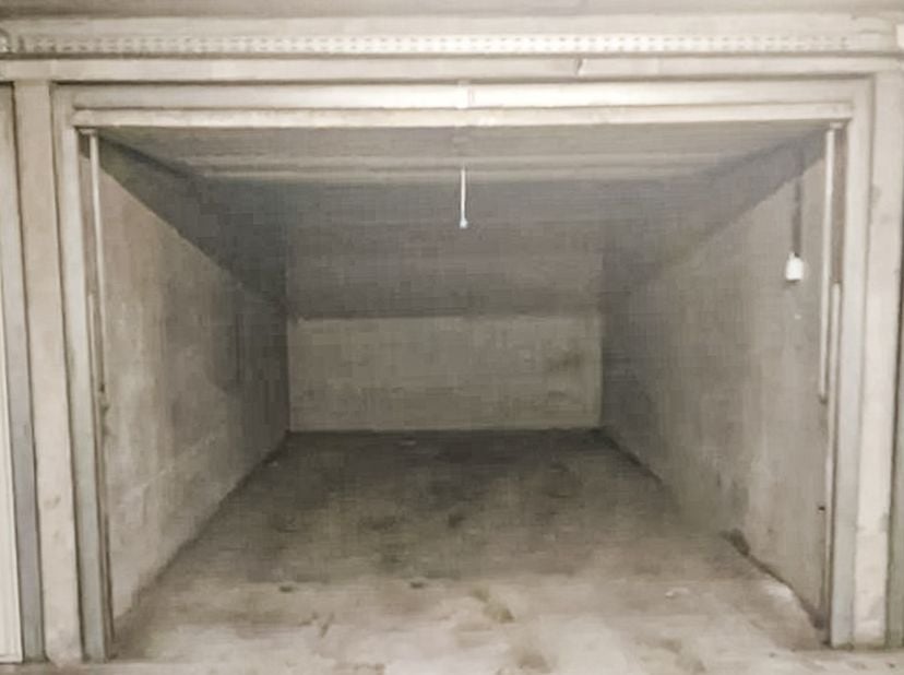 Garage à vendre à Karel Janssenslaan 3 - +,
                    8400 Oostende