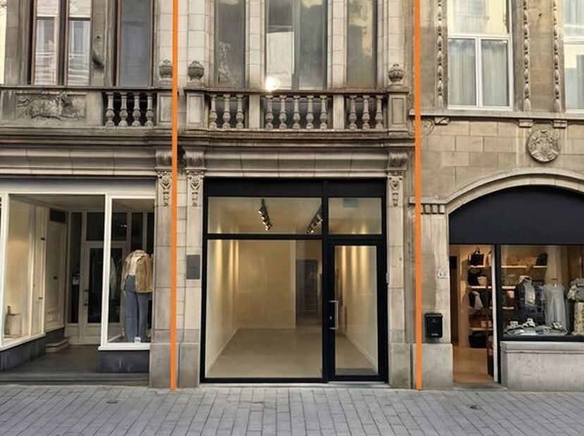 Welkom in deze unieke eigendom in het hart van Lier! Dit vorstelijk pand combineert historische elegantie met modern comfort op een totale woonoppervl