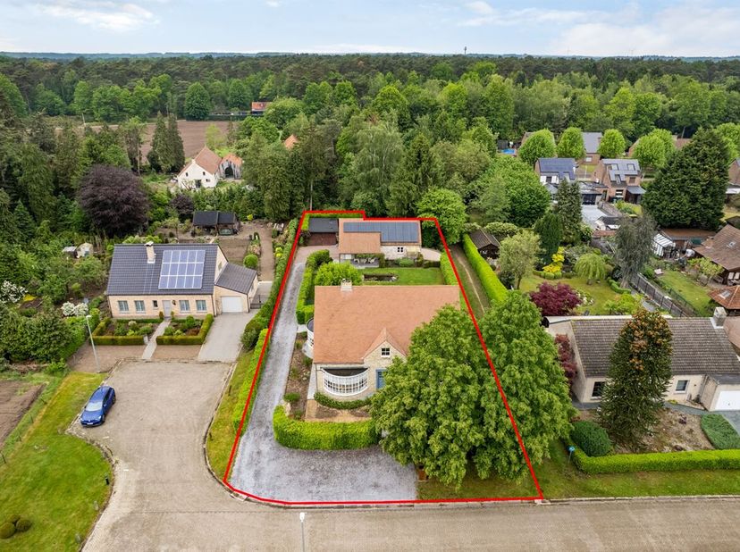 In de rustige, doodlopende Pater Voordeckersstraat in Grobbendonk, recht tegenover groene velden, ligt deze verrassend ruime en praktisch ingedeelde g