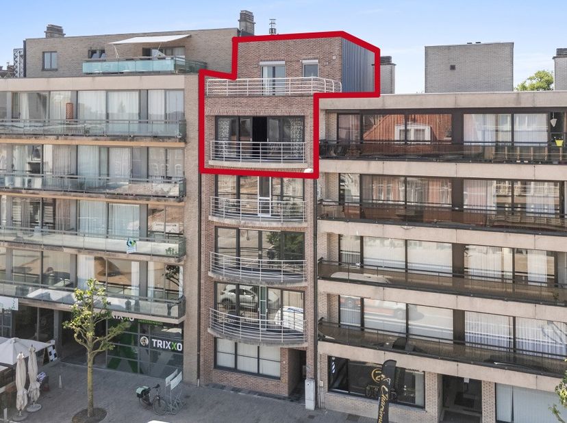 Te koop: stijlvol duplex appartement op de markt van Deinze, met prachtig uitzicht en unieke indeling. Dit appartement (bouwjaar 2008) combineert comf