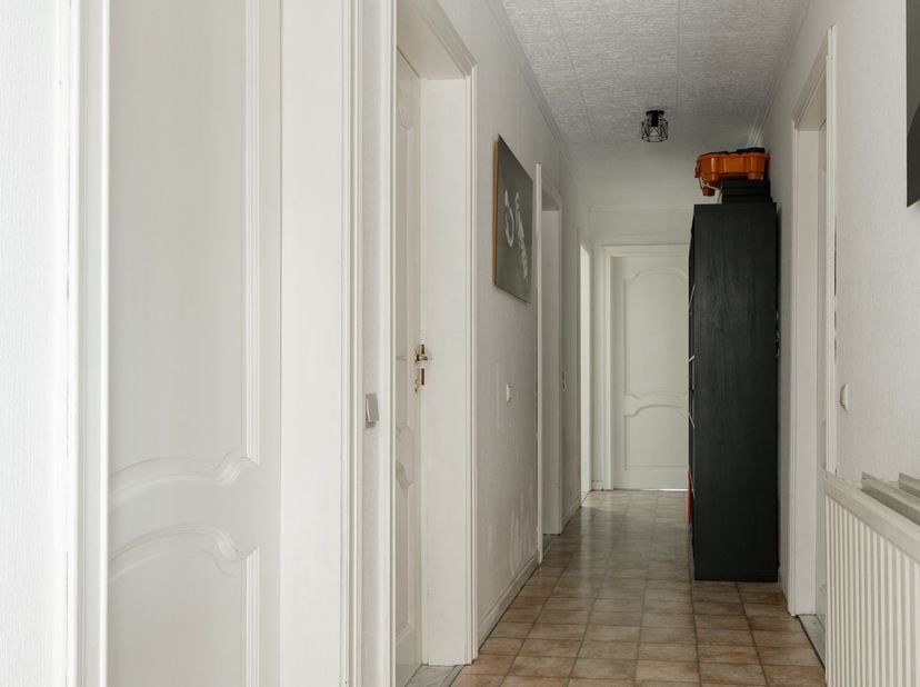 Deze gelijkvloerse gezinswoning met erg praktische indeling op uiterst aangename ligging! De woning beschikt over 4 slaapkamers doordat de garage omge