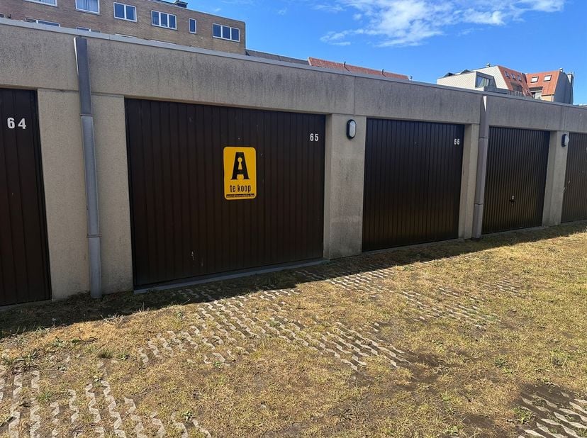 Gelijkvloerse garagebox in centrum Bredene-Duinen<br />
<br />
Ruime en uitstekend onderhouden gelijkvloerse garagebox, gelegen in een verzorgd boveng