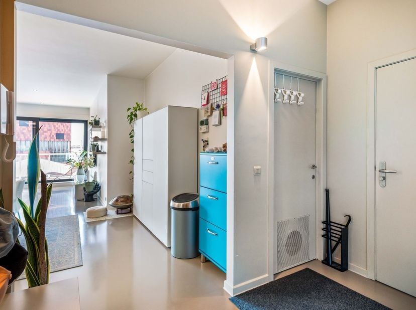 Dit ruime appartement met twee slaapkamers geniet van een unieke ligging op het Eilandje, met een prachtig uitzicht op het MAS en het Bonapartedok. De