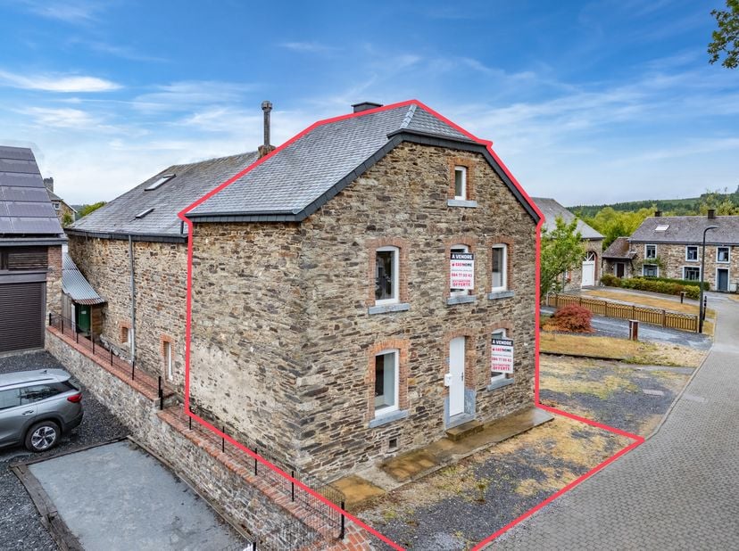 EasyHome vous présente cette charmante maison en pierre du pays, située en plein centre du beau village de Lavacherie, dans un environnement calme et