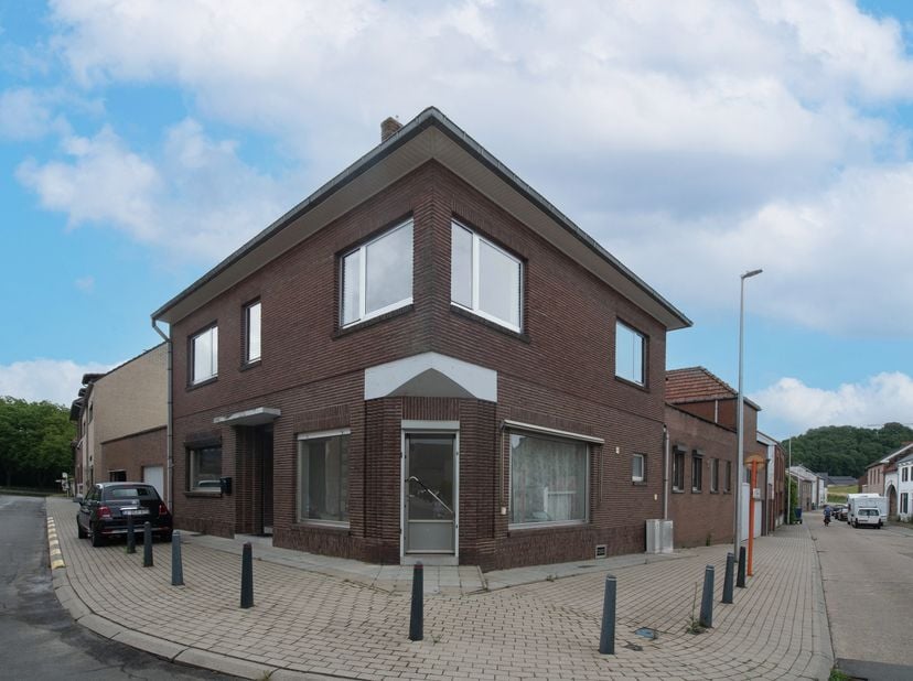Deze praktische en gezellige studio bevindt zich op het gelijkvloers en is ideaal gelegen, vlakbij de grens met het levendige Maastricht. <br />
De in